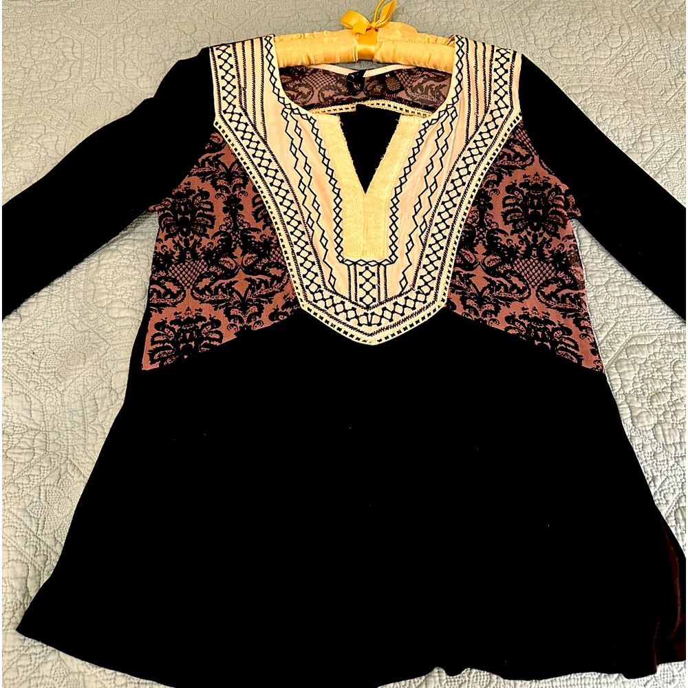 BOUTIQUE WOMENS BLOUSE. BLACK AND CREAM. BEAUTIFUL SHAPE, A-LINE. NON SNOKER